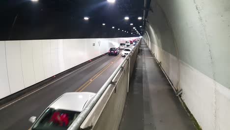Pendelnder-Autoverkehr-Fährt-Durch-Den-Mount-Victoria-Tunnel-In-Der-Hauptstadt-Wellington,-Neuseeland,-Aotearoa