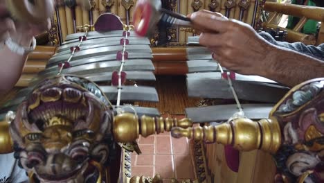Gamelan-Music-from-Bali-Indonesia-Hands-of-Musicians-Playing-Percussion-Musical-Instruments-made-of-Bronze,-Traditional-Arts