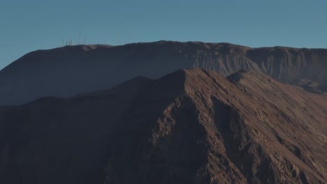 Aerial-parallax-shot-of-vast-mountain-ranges-in-Iquique,-Chile