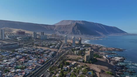 Rotierende-Hyperzeitrafferaufnahme-Aus-Der-Luft-Von-Iquique,-Chile,-Mit-Blick-Auf-Das-Meer