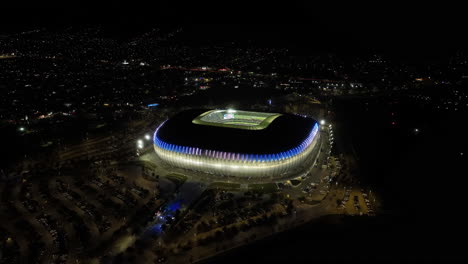 Luftaufnahme-Rund-Um-Das-Estadio-BBVA-Stadion,-Nacht-In-Monterrey,-Mexiko---Umlaufbahn,-Drohnenaufnahme