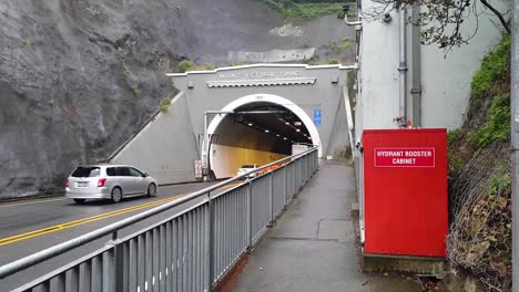 Pendlerverkehr,-Der-Vom-Vorort-Hatatai-In-Der-Hauptstadt-Wellington,-Neuseeland,-Aotearoa,-In-Den-Mount-Victoria-Tunnel-Hinein--Und-Herausfährt
