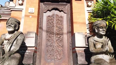 Puerta-Tradicional-Balinesa-Y-Estatuas-Bali-Arquitectura-Y-Adornos-En-Madera-Tallada-Ubud-Bali,-Indonesia-Sudeste-Asiático