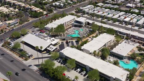 Drohne-Schwenkt-über-Das-Ace-Hotel-In-Palm-Springs