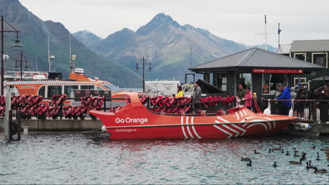 Fahren-Sie-Mit-Einem-Orangefarbenen-Jetboot-In-Queenstown,-Neuseeland