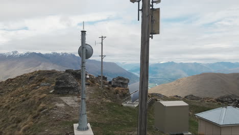 Equipo-Científico-De-Observación-De-La-Estación-Meteorológica-De-Radio-En-La-Cima-De-La-Montaña