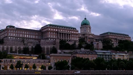 Historisches-Wahrzeichen-Der-Budaer-Burg,-Betrachtet-In-Der-Dämmerung-Der-Goldenen-Stunde-Von-Der-Donau-In-Budapest,-Ungarn