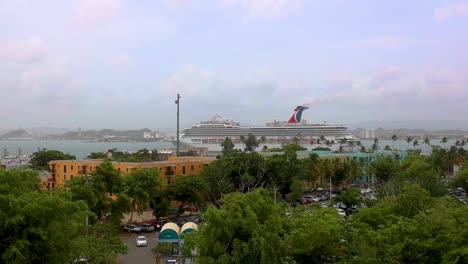 Crucero-De-Conquista-De-Carnaval-Llegando-Al-Puerto