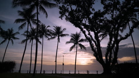 Silhouetten-Tropischer-Palmen-Vor-Dramatischem-Sonnenuntergangshimmel-Am-Strand-Von-Tanjung-Aru-Im-Shangri-La-Resort-Kota-Kinabalu,-Sabah,-Malaysia---Hintergrund-Des-Statischen-Urlaubskonzepts