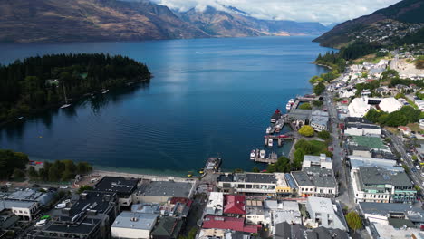 Aerial,-houses-by-the-coast-in-Queenstown,-New-Zealand