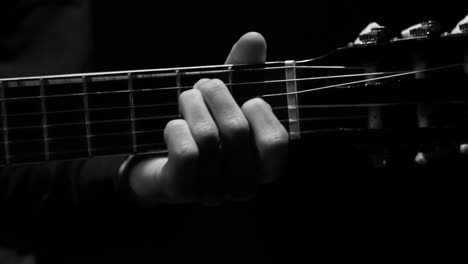 Schwarz-Weiß-Video-Der-Linken-Hand-Eines-Mannes,-Der-Gitarre-Spielt