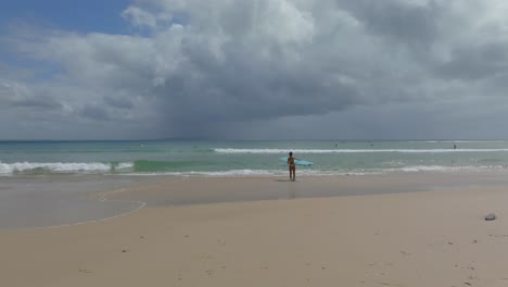 Sesión-De-Surf-Con-Drones-De-Noosa-En-Un-Día-Soleado,-Australia