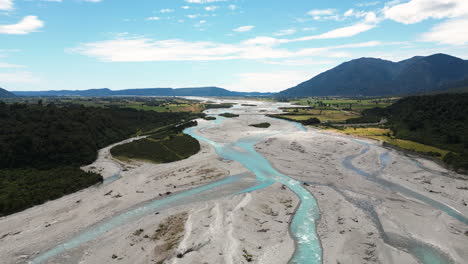 Fast-Ausgetrockneter-Riesiger-Fluss,-Der-Durch-Die-Neuseeländische-Landschaft-Fließt,-Luftaufnahme