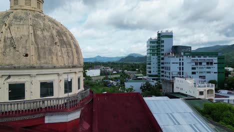 Una-Vista-Aérea-De-Primer-Plano-De-La-Hermosa-Catedral-De-Virac-En-Catanduanes,-Que-Muestra-Su-Intrincado-Diseño-Y-Su-Impresionante-Arquitectura