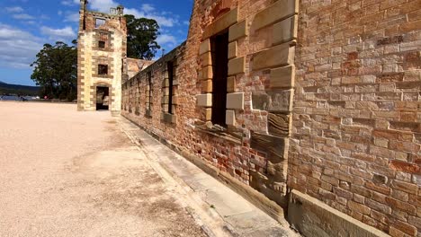 Entlang-Der-Wand-Des-Hauptgebäudes-An-Der-Historischen-Stätte-Port-Arthur-In-Tasmanien