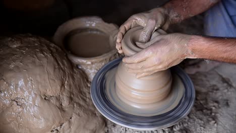 Closeup of potter's hands making clay water pot on pottery wheel. Clay pots  are used since ancient times and can be found in Indian subcontinent Stock  Photo - Alamy