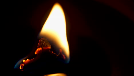 Flamme-Auf-Einer-Kerze-Mit-Holzdocht-Makro