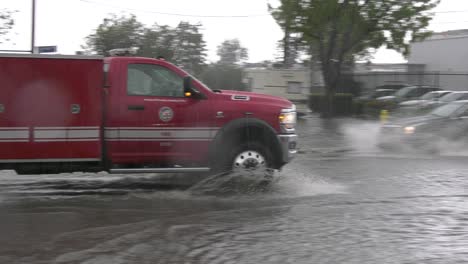 Feuerwehrauto-Im-Einsatz-Bei-Großen-Überschwemmungen