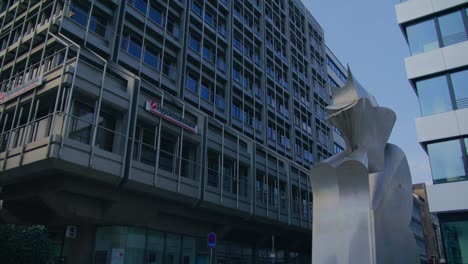 Unternehmensgebäude,-Niedriger-Schwenk,-Schlossplatz-In-Der-Innenstadt-Von-Stuttgart-In-4K,-Rotes-Komodo-Cooke-Mini-S4i-Objektiv-In-Premiumqualität-|-Nachricht