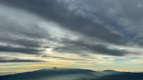 Luftaufnahme-Aus-Einem-Jet-Cockpit-Des-Majestätischen-Mulhacen-Gipfels-In-Granada,-Spanien,-An-Einem-Kalten-Und-Dramatischen-Wintertag