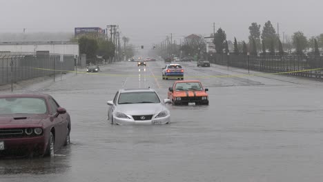Autos-Strandeten-Im-Hochwasser