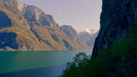 La-Luz-Del-Sol-Brilla-En-Las-Altas-Montañas-Del-Aurlandsfjord-En-Noruega