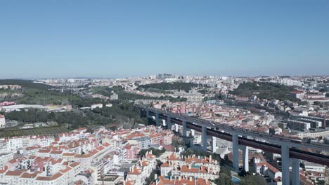 Dieses-Atemberaubende-Filmische-4K-Filmmaterial-Fängt-Die-Lebendige-Und-Historische-Innenstadt-Von-Lissabon,-Portugal,-Aus-Einer-Atemberaubenden-Luftperspektive-Ein-Und-Zeigt-Die-Berühmten-Wahrzeichen-Und-Belebten-Straßen-Der-Stadt