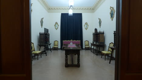 Antique-furniture-in-palace-room,-dolly-forward-view