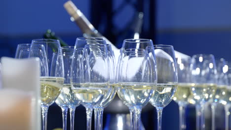Schwenk,-Der-Reihen-Von-Champagnergläsern-Des-Catering-Service-Zeigt,-Die-Auf-Dem-Gedeckten-Veranstaltungstisch-Präsentiert-Werden