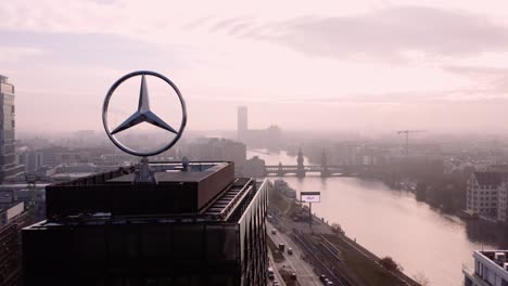 Mercedes-Benz-Headquarters-iconic-emblem-on-bank-of-River-Spree,-Berlin,-Germany