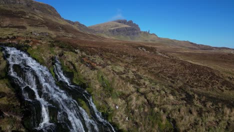 Schottischer-Wasserfall-In-Zeitlupe-Mit-Schwenk-Bis-Zum-Old-Man-Of-Storr-Bei-Brides-Veil-Falls-Trotternish-Isle-Of-Skye