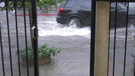 Überschwemmungen-Verwandeln-Die-Straße-In-Einen-Fluss