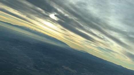 Dramatische-Verschneite-Berglandschaft-Bei-Sonnenaufgang-In-Sierra-Nevada,-Granada,-Spanien:-Luftaufnahme-Des-Majestätischen-Gipfels-Mulacen-Und-Dunstiger-Täler