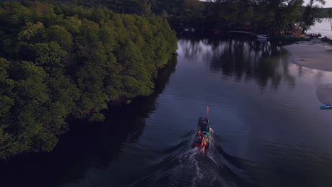 Boot-Fährt-Vom-Meer-In-Mangroven-Am-Fluss