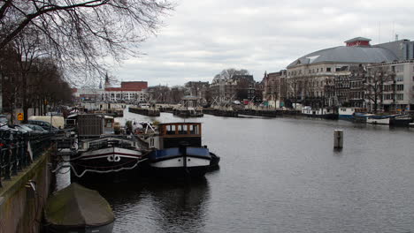 Niederländische-Boote-Auf-Dem-Kanal-In-Amsterdam