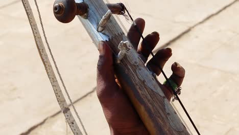 Artista-Tocando-Sarangi-Tradicional-Desde-Diferentes-ángulos-En-El-Día