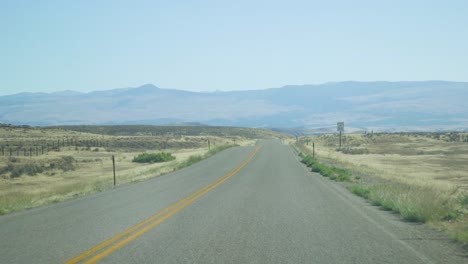Abra-La-Carretera-Del-Desierto-A-Través-De-La-Ventana-Del-Camión-Mientras-Conduce