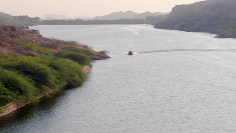 Schnellboot,-Das-Tagsüber-Schnell-Auf-Dem-See-Fährt.-Das-Video-Von-Oben-Wurde-Am-Kaylana-See-In-Jodhpur,-Rajasthan,-Indien,-Aufgenommen