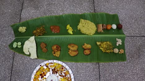 Traditionelles-Indisches-Essen-Aus-Der-Mithila-Region,-Serviert-Auf-Bananenblättern-Auf-Dem-Festival-Aus-Einem-Anderen-Blickwinkel