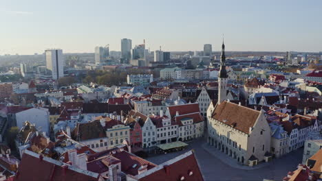Wunderschöne-Luftaufnahme-Des-Geschäftsviertels-Und-Der-Altstadt-Von-Tallinn-Bei-Sonnenaufgang