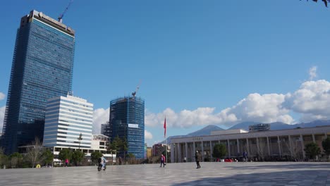 Centro-De-La-Ciudad-De-Tirana-Con-Plaza-Principal-Rodeada-De-Edificios-Altos-Que-Cambian-El-Paisaje-Urbano