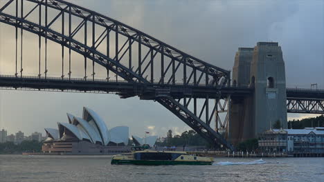 Eine-Fähre-Fährt-Am-Sydney-Opera-House-Und-Der-Harbour-Bridge-In-Australien-Vorbei