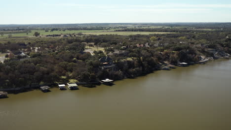 Drohnenansicht-Von-Häusern-Am-Wasser-In-Granbury,-Texas