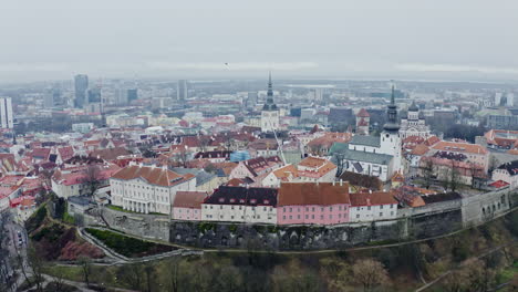 Blick-Auf-Die-Altstadt-Von-Tallinn-Und-Das-Regierungsbüro-Von-Estland