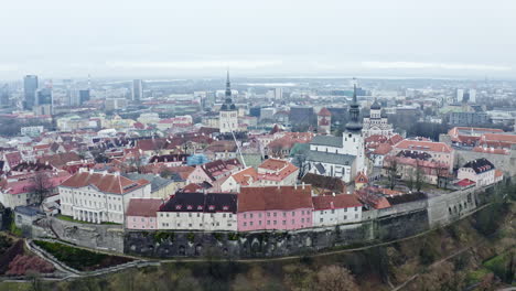 Luftaufnahme-Der-Altstadt-Von-Tallinn-Und-Der-Mittelalterlichen-Stadtmauer