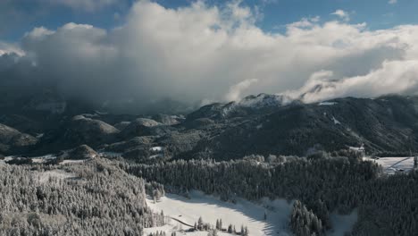 Verschneite-Landschaft-Mit-Schnee,-Sonnenlicht-Und-Blauem-Himmel-Im-Bergrücken