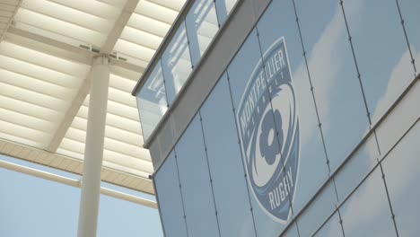 Riesiges-Logo-Des-Rugby-Clubs-Montpellier-Im-GGL-Stadion