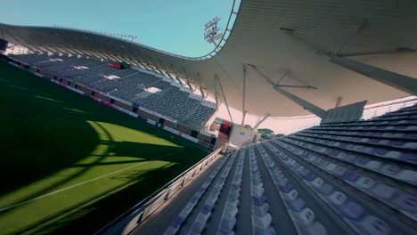 FPV-Drohnen-Luftaufnahme-Eines-Rugby-Stadions-In-Südfrankreich,-Das-In-Der-Nähe-Der-Tribünen-Fliegt