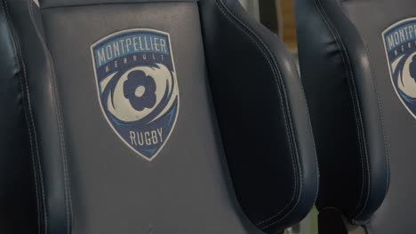 Rotación-De-Asientos-Semicubo-Azul-Para-El-Equipo-De-Rugby-De-Montpellier-En-El-Estadio