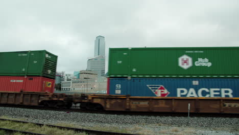 Vista-Del-Centro-De-Dallas,-Texas-Y-Tren-Ferroviario